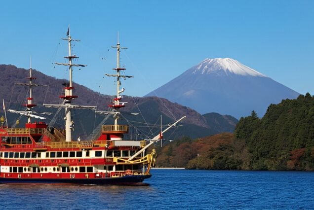 Sightseeing ship at lake Ashi